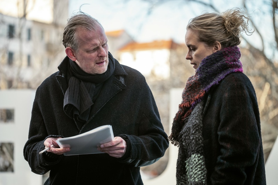 Regisseur David (Thomas Ostermeier) lehnt Lisas (Nina Hoss) Bitte, Sven noch einmal auftreten zu lassen, ab.