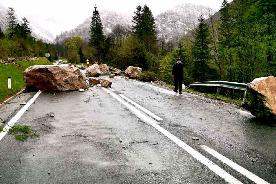 Aus den Gebirgshöhen hatten sich Gesteinsbrocken gelöst und schlugen auf dem Asphalt auf.