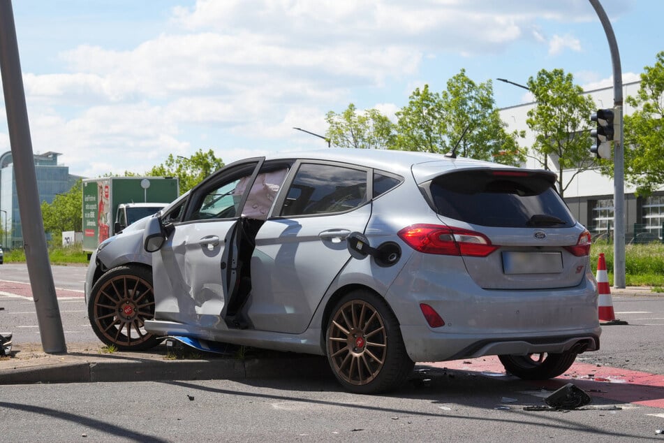 Links neben dem Ford: die schiefe Laterne.