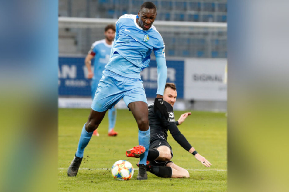 CFC-Stürmer Tarsis Bonga setzt sich im Zweikampf gegen den Uerdinger Kevin Großkreutz durch. Drei Tore sind ihm in der Saison bisher gelungen, bis zum Sommer sollen noch einige hinzukommen.