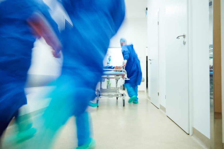 Der 34-Jährige wurde mit lebensgefährlichen Verletzungen in ein Krankenhaus gebracht (Symbolbild).