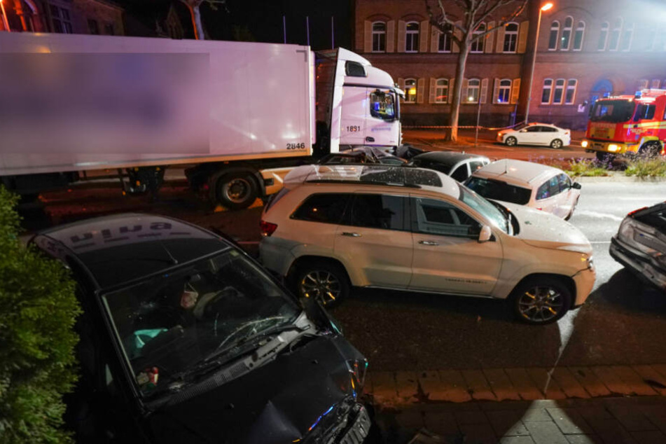 Der Lastwagen rammte mehrere Autos.