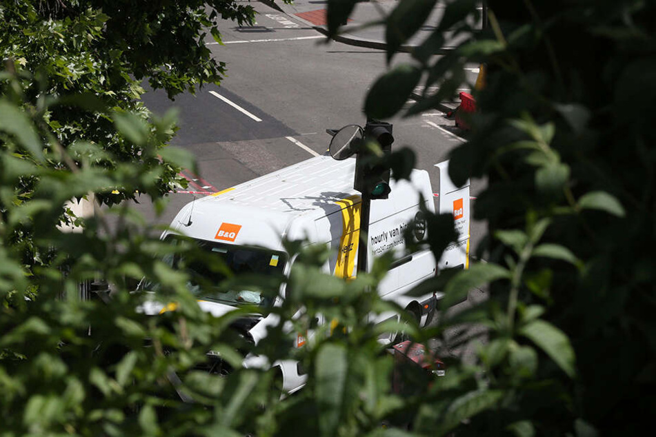 Das Foto zeigt den Lieferwagen, der in die Menschengruppen raste.