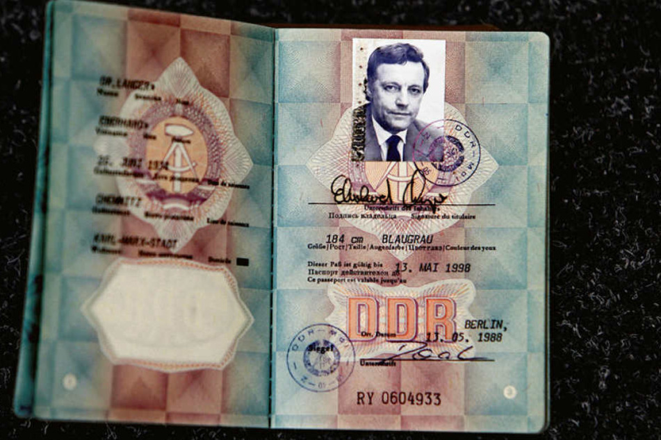 Für die Unterzeichnung der Städtepartnerschaft in Düsseldorf erhielt der damalige OB Eberhard Langer einen blauen DDR-Reisepass inklusive Dienst-Visum zum Besuch in der BRD.