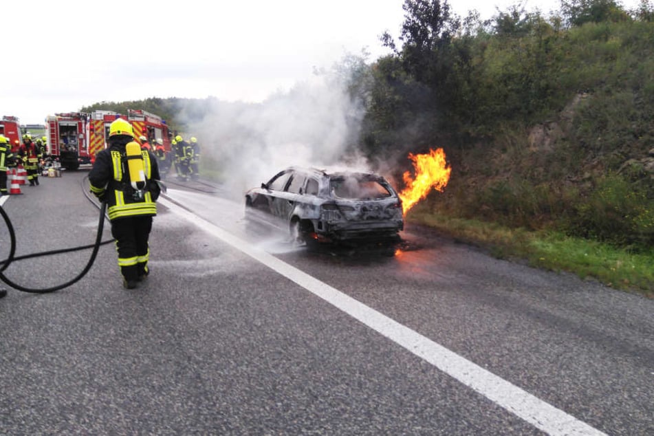 Ein brennendes Auto hat am Mittwochmorgen die A13 in Richtung Berlin lahmgelegt.