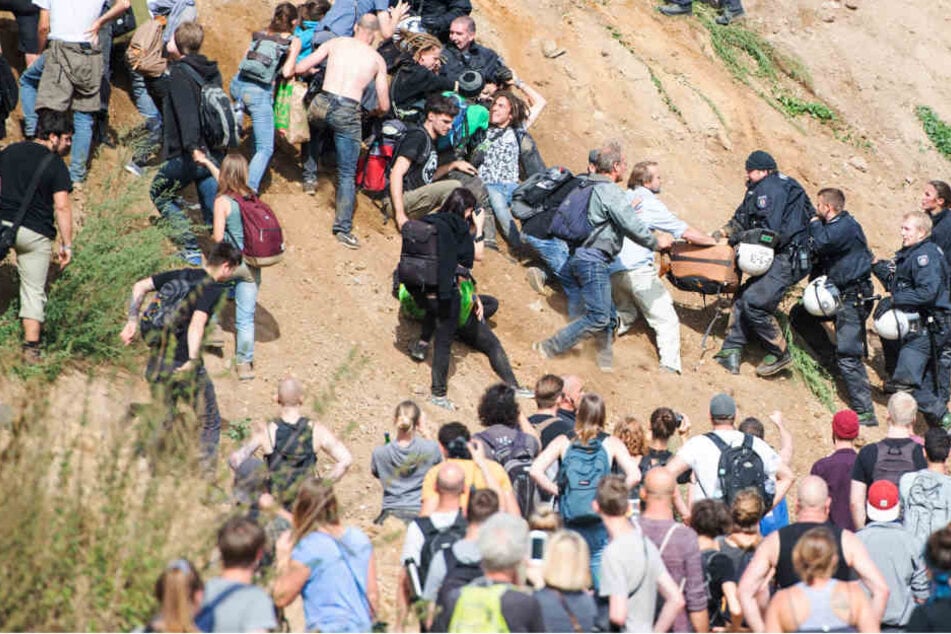 Am Nachmittag drangen 200 Aktivisten in den von der Polizei abgesperrten Wald vor.