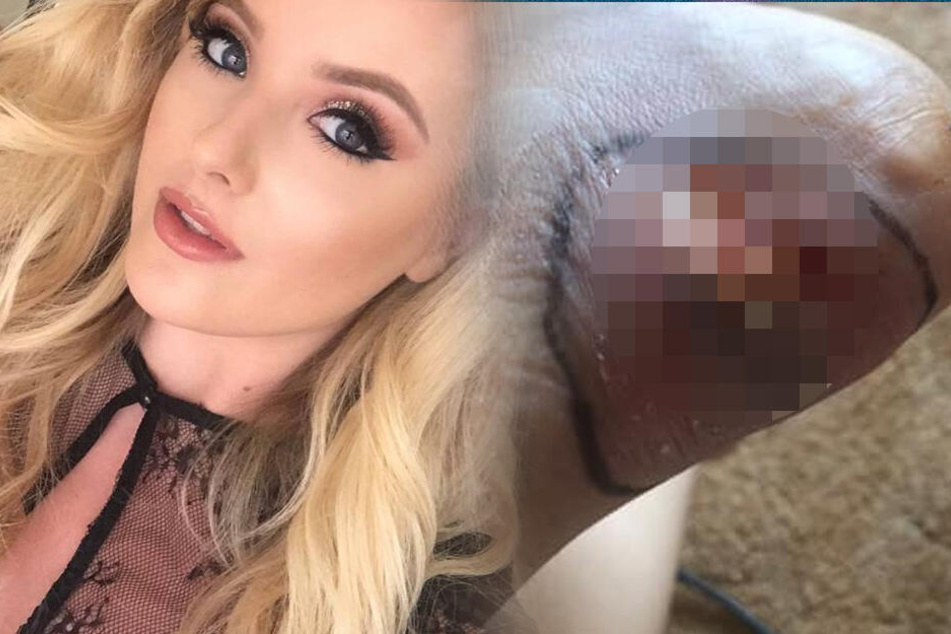 Eine Blondine Zeigt, Was Sie Hat Eine Blondine Zeigt, Was Sie Hat