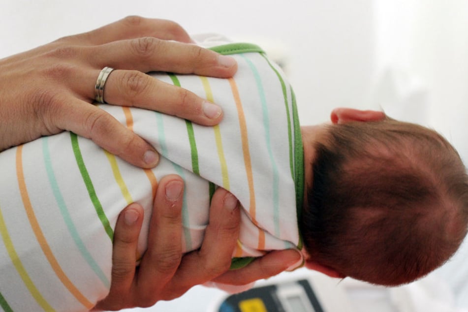 Die Angeklagte soll ihr Baby nahe eines Bauernhofes im Kreis Sigmaringen zur Welt gebracht haben. Das Kind starb kurz später. (Symbolbild)
