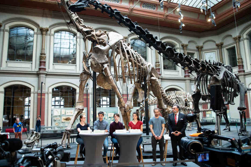 Die Klima-Aktivisten (vlnr.) Svenja Kannt, Sebastian Grieme, Linus Steinmetz und Sana Strahinjic stellen zusammen mit Moderator Tom Patzelt und dem Generaldirektor des Naturkundemuseums, Johanes Vogel, bei einer Pressekonferenz im Sauriersaal des Museums