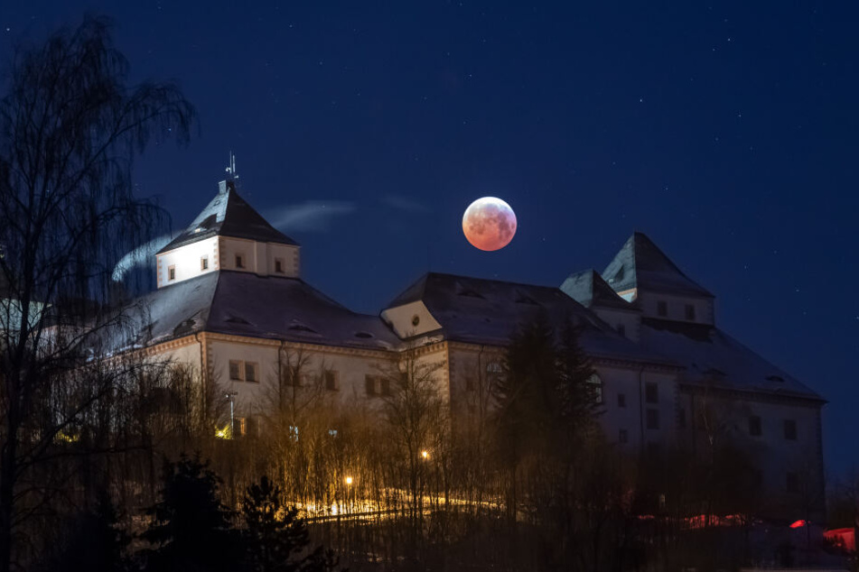 Die totale Mondfinsternis über Schloss Augustusburg.