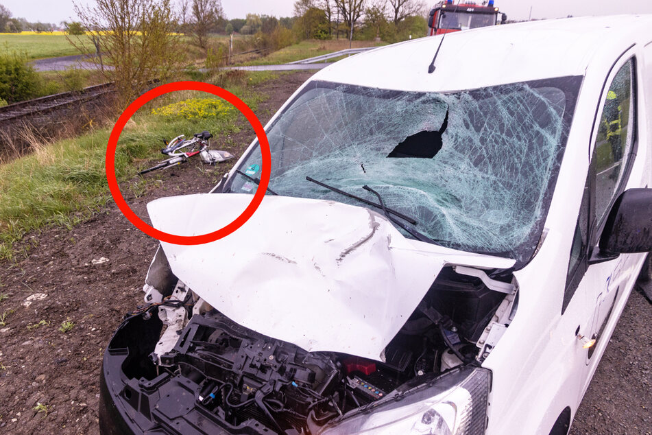 Der Transporter wurde massiv an der Front beschädigt, der 52-jährige Fahrer erlitt einen schweren Schock.