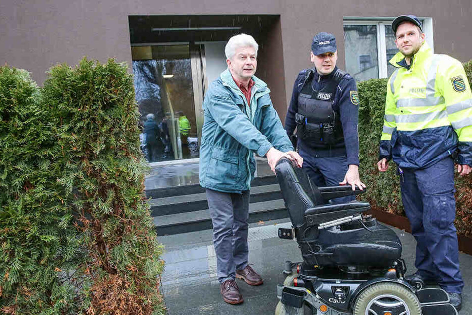 Keine 30 Stunden nach dem Diebstahl tauchte der Elektrorollstuhl wieder auf. Lebensgefährte Christian Neelmeijer (67) brachte ihn mit den Beamten zurück nach Hause.