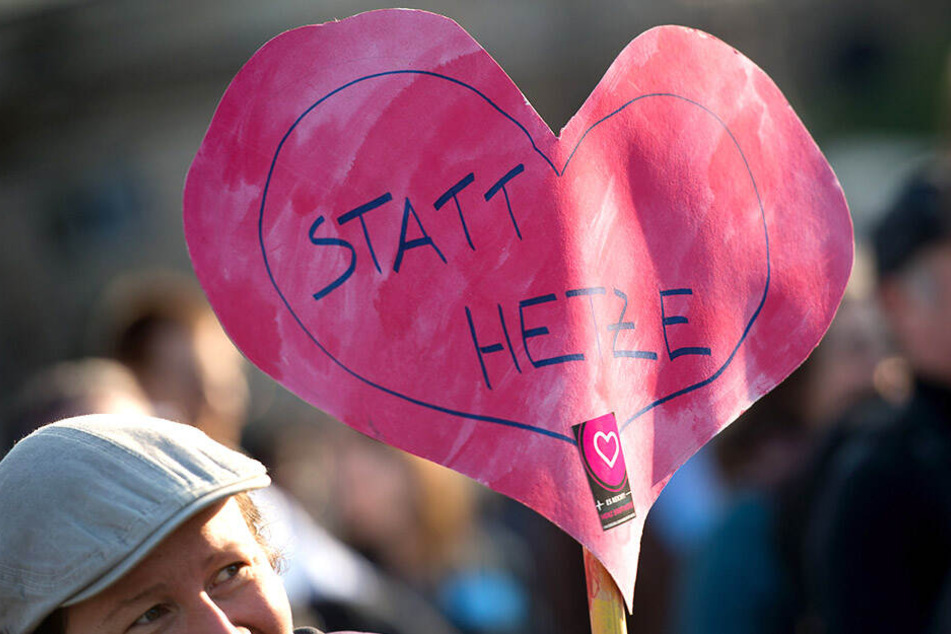 "Herz statt Hetze" steht auf einem selbstgebastelten Herz-Banner.