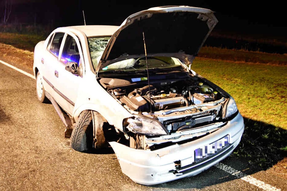 Bei dem Unfall auf der Staatsstraße 2194 wurden vier Menschen verletzt.