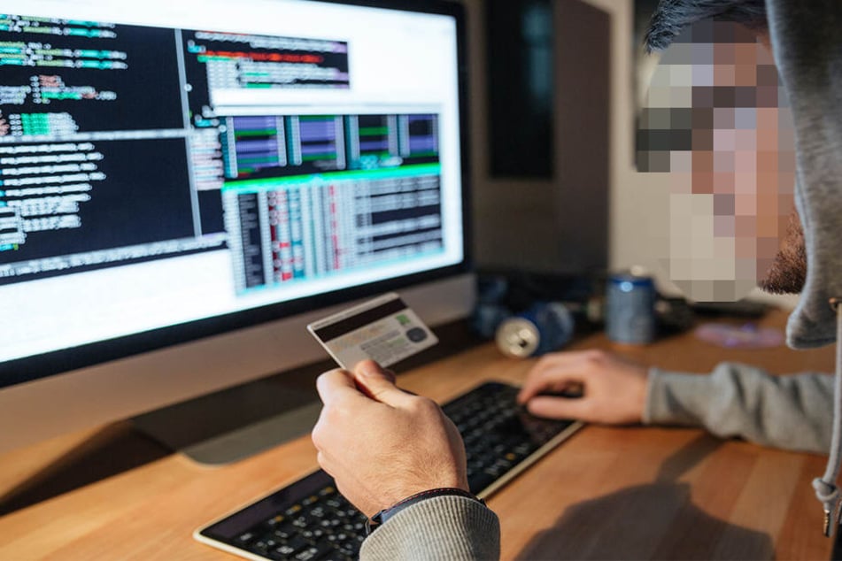 Der 27-Jährige soll sich über ein Internetportal bei Privatpersonen einquartiert und dann deren EC- und Kreditkarten gestohlen haben. (Symbolbild)