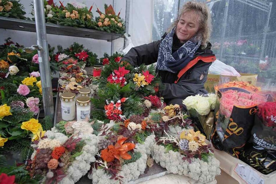 Silke Jablonski (45) vom „Blumen und Pflanzenservice Chemnitz“ verkauft heute Gestecke und Kränze.