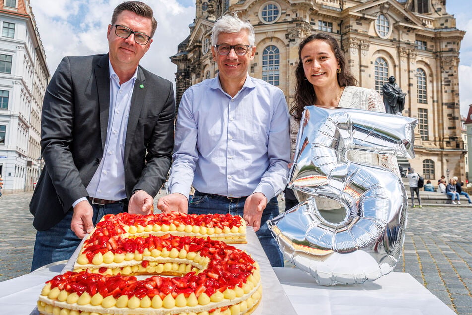 Torsten Munk (50, l.) vom Hauptpartner Dresdner Wohnungsgenossenschaften, Festival-Chef Jörg Polenz (62) und Programmleiterin Lylou Moulin (25) schneiden die Geburtstagstorte an.