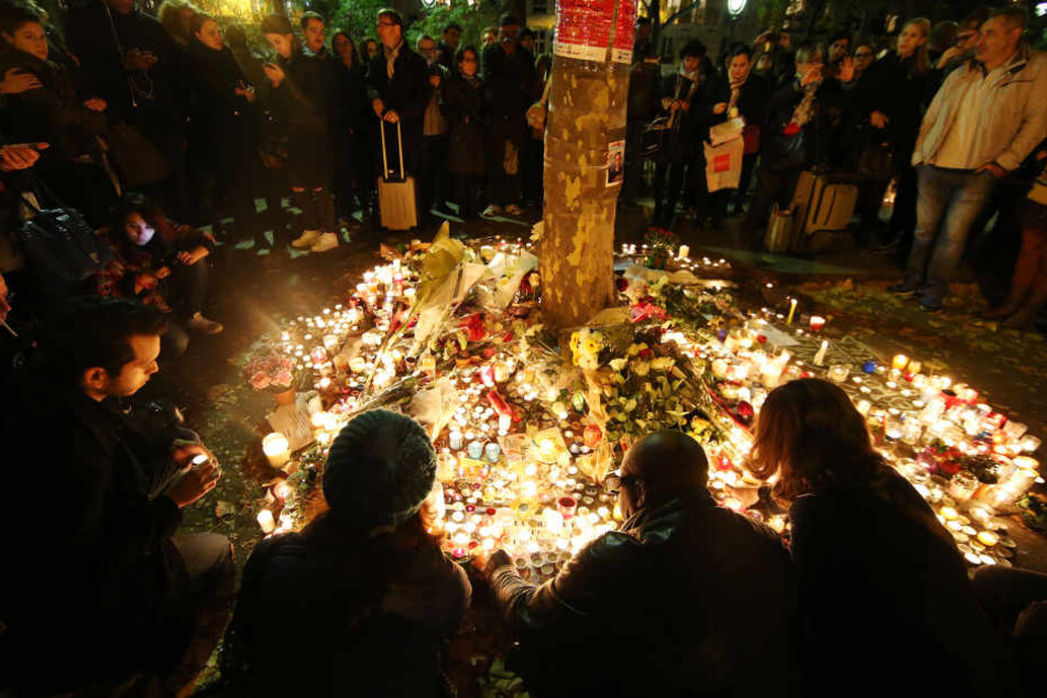 Nach den Anschlägen in Paris hatten viele Menschen Kerzen und Blumen in Gedenken an die Opfer der Anschläge niedergelegt.