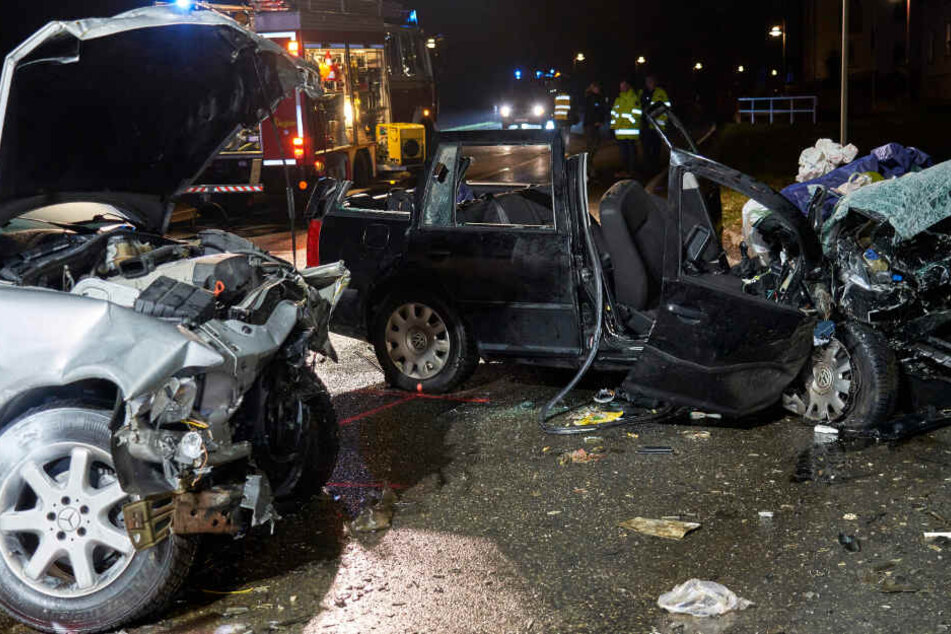 Das Foto zeigt die beiden zertrümmerten Autowracks auf der L307 bei Hilgert.