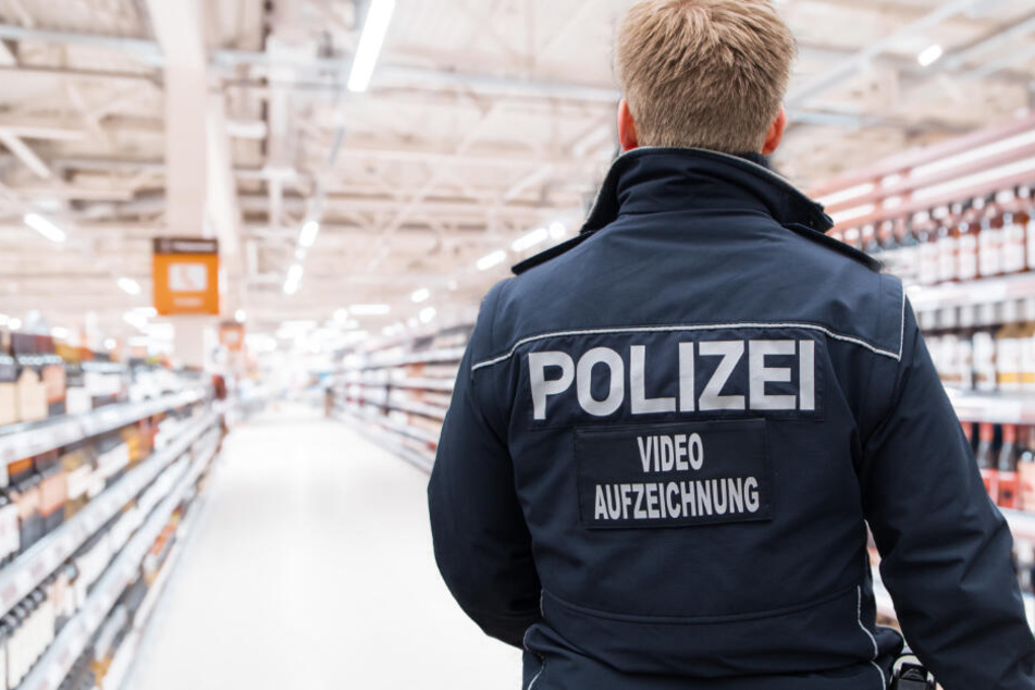 Die Teeanger hatten eine Flasche Schnaps gestohlen (Fotomontage)