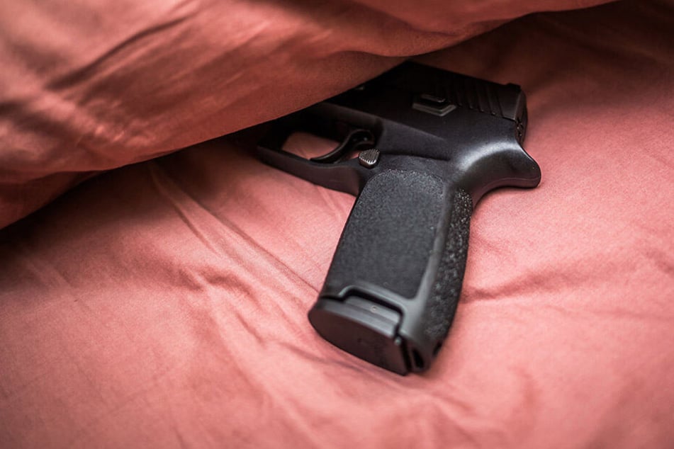 Die Waffe hatte der Vater im Bett versteckt. (Symbolbild)