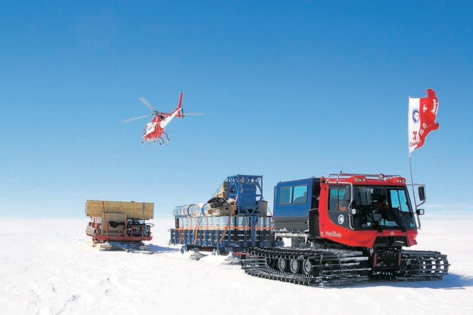 Mit Schneeraupen kommt man am besten durch das ewige Eis – und mit einem Schlitten aus dem Vogtland. Über tausende von Kilometern müssen die Schlitten die Fracht tragen und sich in der Eishügel-Landschaft bewähren.