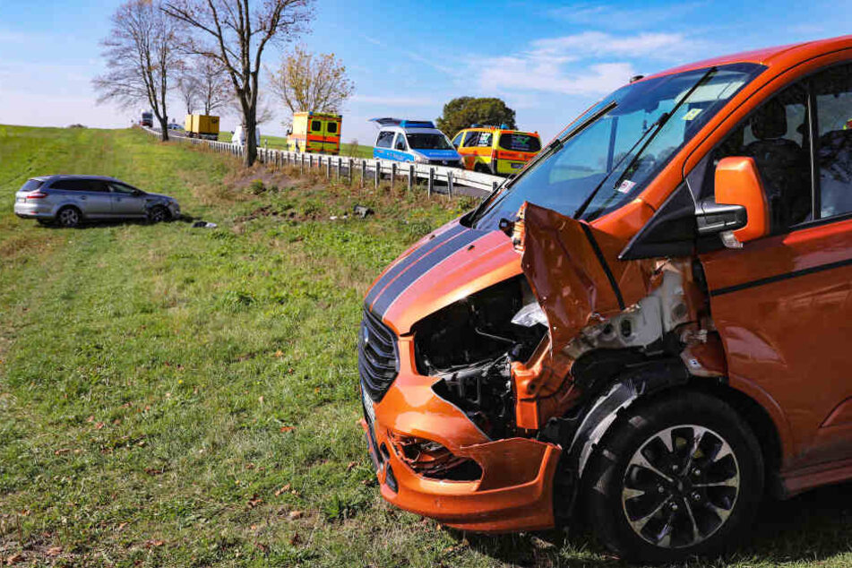 Heftiger Unfall bei Meißen: Auto kracht in Transporter und überschlägt sich