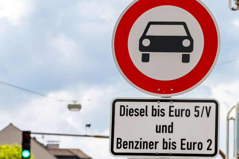 Schilder weisen in der Heinrichstraße in Darmstadt auf das geltende Diesel-Fahrverbot hin.