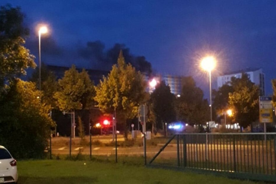Schon aus einiger Entfernung war die schwarze Rauchwolke am frühen Sonntagmorgen zu sehen.