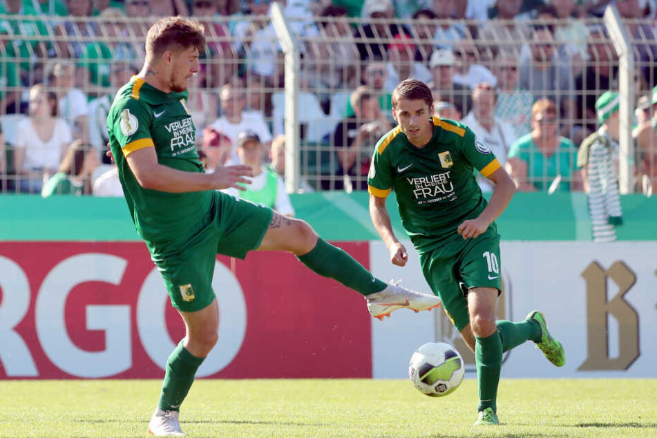 Nach dem sensationellen Pokalsieg gegen Regensburg gewann Chemie Leipzig auch ihr drittes Oberligaspiel. Beim 3:0 gegen die U23 von Carl Zeiss Jena traf Daniel Heinze (r., neben Kai Druschky) doppelt. (Archivbild)