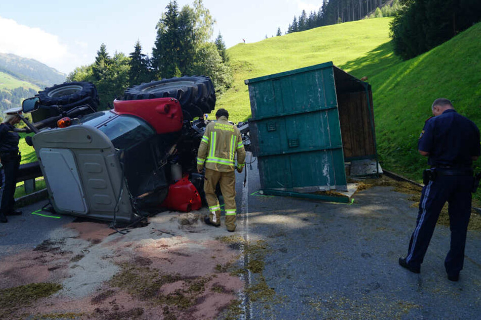 Der Traktor samt Anhänger kippte in einer Rechtskurve.