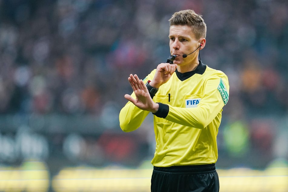 Geisterspiele sind aus Sicht von Bundesliga-Referee Daniel Siebert für Schiedsrichter einfacher zu leiten als normale Fußball-Partien mit Zuschauern.