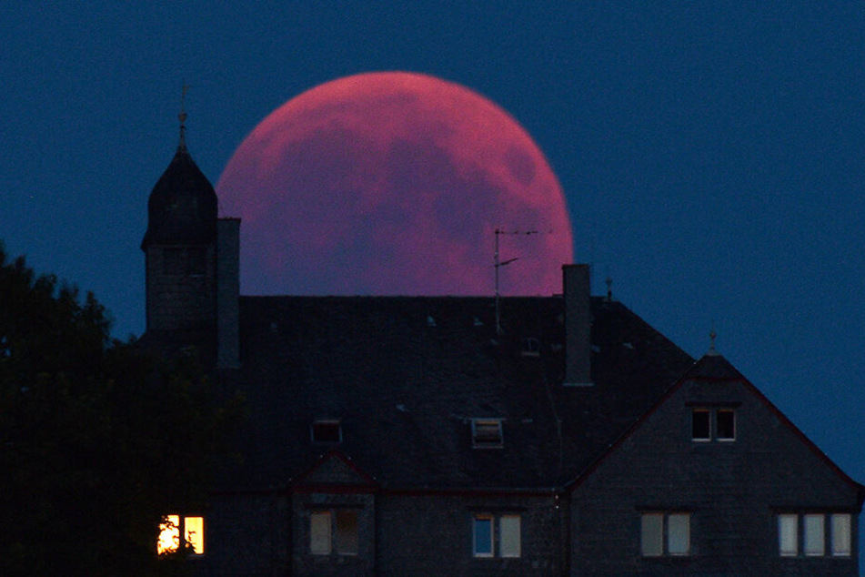 Ein rötlicher Vollmond war im Juli 2018 schon einmal in teilen Deutschland szu sehen, sow wie hier in Bernkastel-Trier.