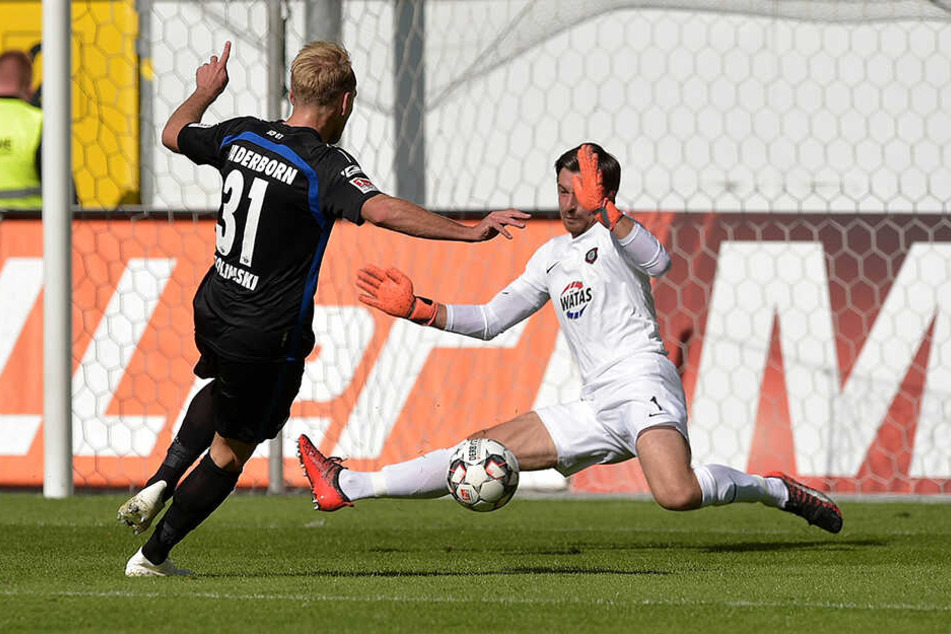 Martin Männel im Spiel Ende September 2018 in Paderborn. Hier pariert er gegen Ben Zolinski. Trotz der 0:1-Niederlage bekam er die TAG24-Note 1, da er einfach überragend hielt.