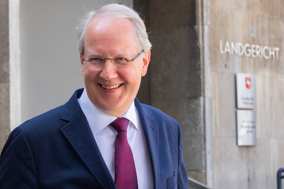 Hannovers früherer Oberbürgermeister Stefan Schostok (57, SPD) muss sich erneut vor Gericht verantworten, nachdem sein Freispruch aufgehoben worden ist.