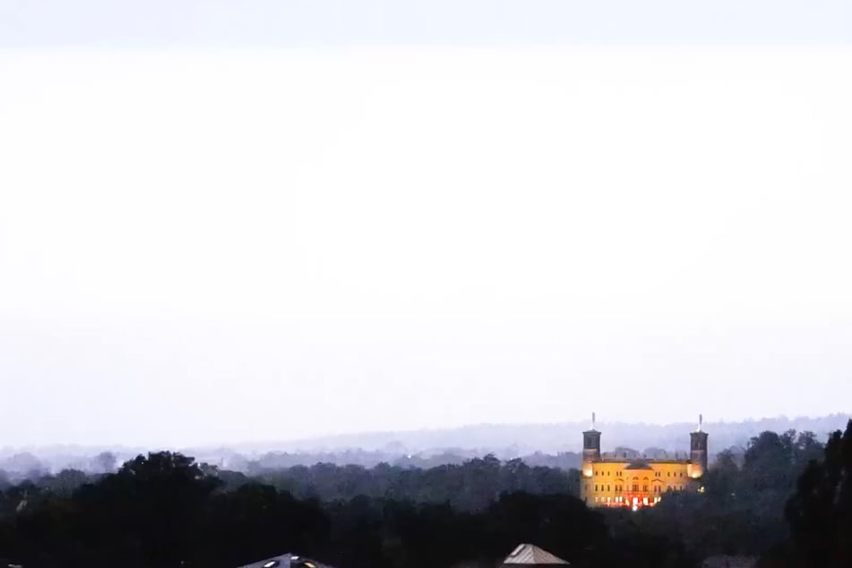 Die Blitzshow sorgte auch bei Schloss Albrechtsberg für eine besondere Kulisse.