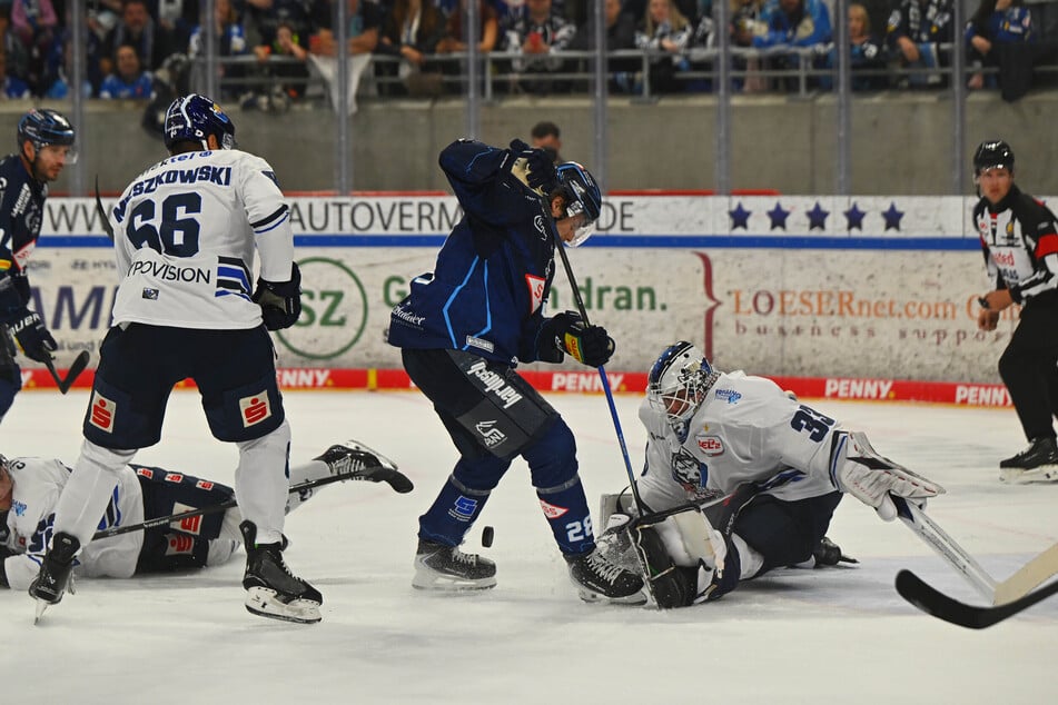 Alec Ahlroth (M.) versuchte hier im Testspiel gegen die Huskies, an Goalie Philipp Maurer vorbei (25) die Scheibe ins Tor zu bugsieren.