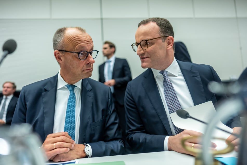 Kanzler Friedrich Merz (70, CDU, l.) muss den frei gewordenen Posten von Jens Spahn (46, CDU, r.) neu besetzen. (Archivfoto)