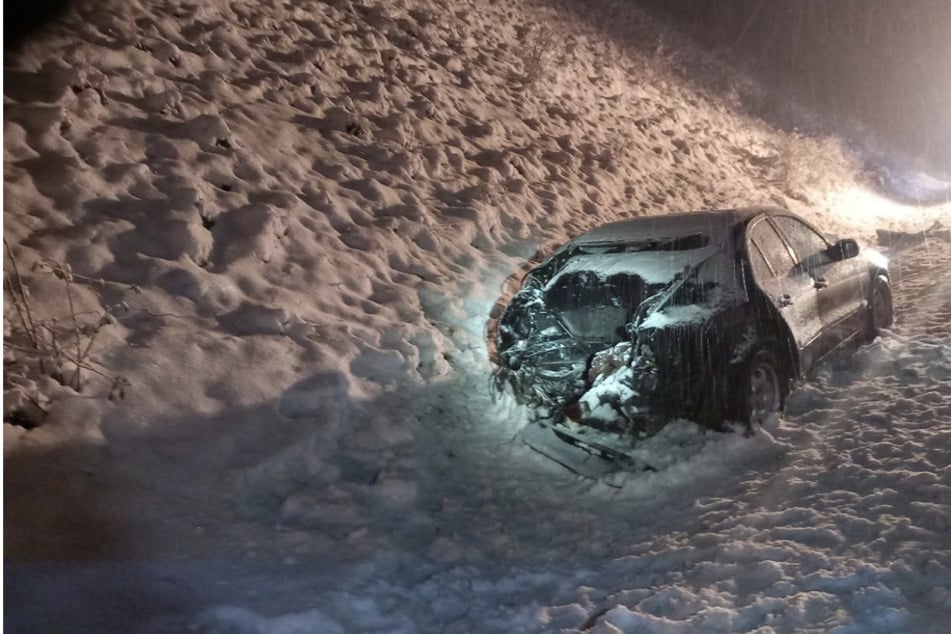 Unfall A38: A38: Fahrer verliert bei Schneegestöber Kontrolle über Auto, Lkw kracht in Unfallstelle