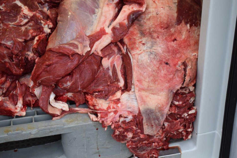 Unter dem Fleisch befand sich eine Plastikpalette. Trotzdem kein appetitlicher Anblick und schon gar nicht ein hygienischer.