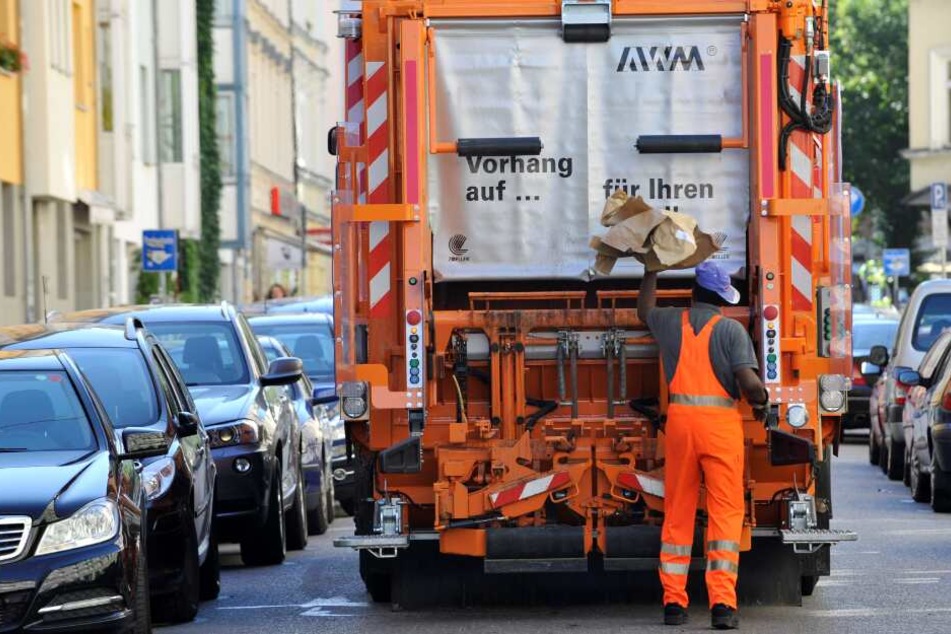 Beim Überqueren der Straße erwischte der Müllwagen die Frau. (Symbolbild)