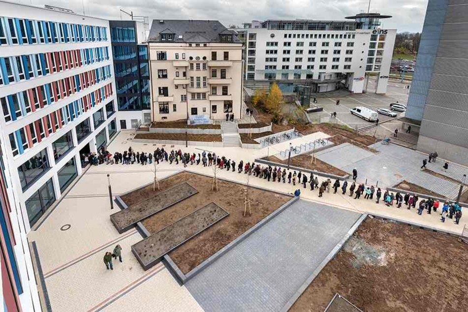 Schlange am Ex-Contiloch: Die Chemnitzer stürmten gestern das Neue Technische Rathaus. Dort zieht 2018 das Baudezernat ein.