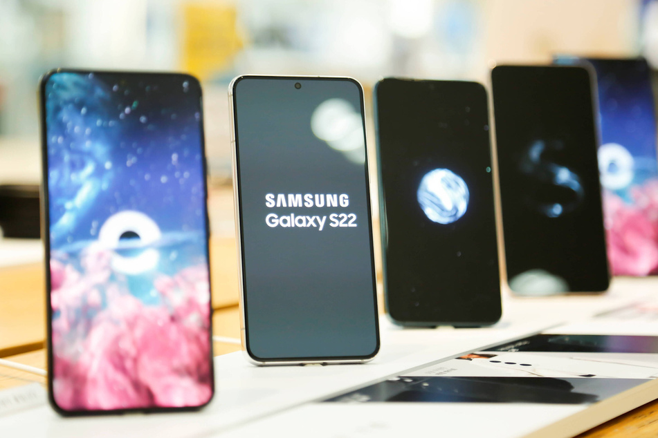 Samsung phones, including the S22 series, may be vulnerable to attacks, according to a Project Zero report,