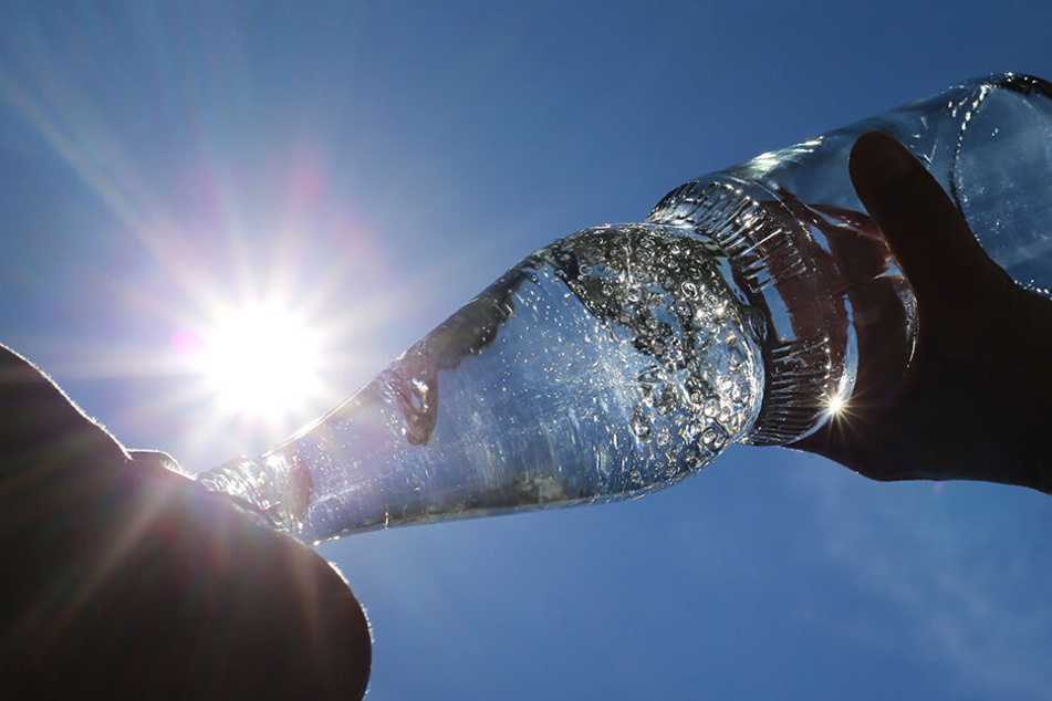 Bei der enormen Hitze, sollte man viel trinken, aber auch auf den richtigen Mineralwasser-Hersteller achten.