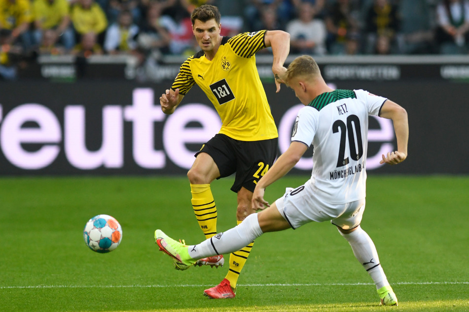 In Gladbach hat sich Netz, hier im Zweikampf mit Dortmunds Thomas Meunier (l.), einen Stammplatz erkämpft.