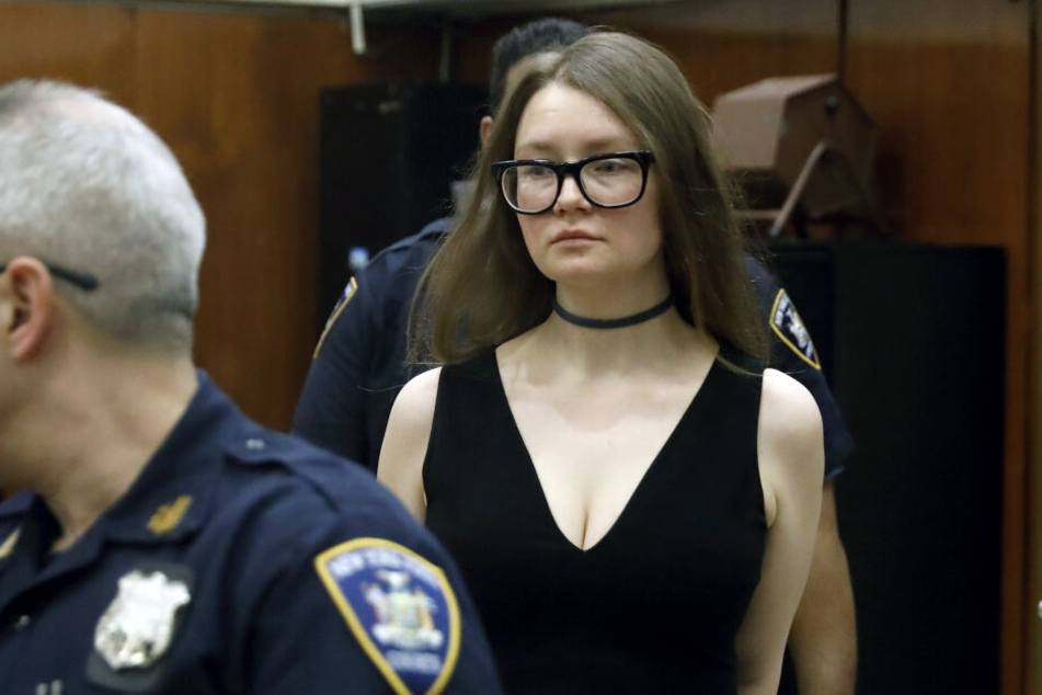Mit einem schwarzen Kleid trat Anna Sorokin vors Gericht.