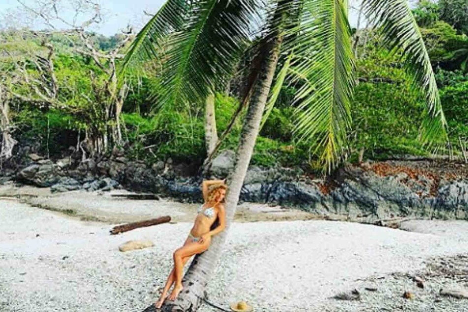 Janni Hönscheid (27) beim Foto-Shooting am Strand von Costa Rica.