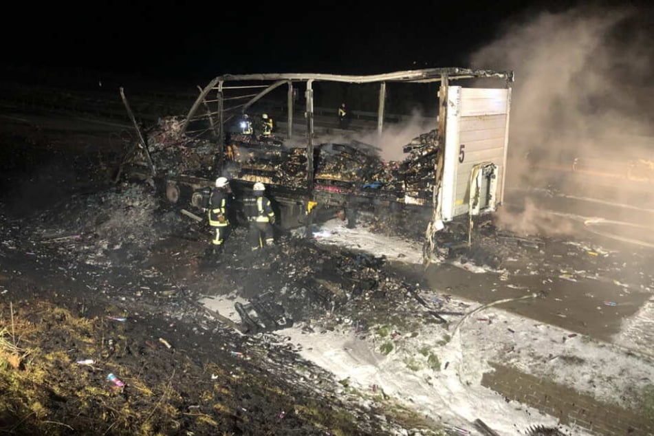 Die Feuerwehr versuchte den Anhänger zu retten, am Ende brannte der so schwer, dass die Fahrbahn erneuert werden muss.