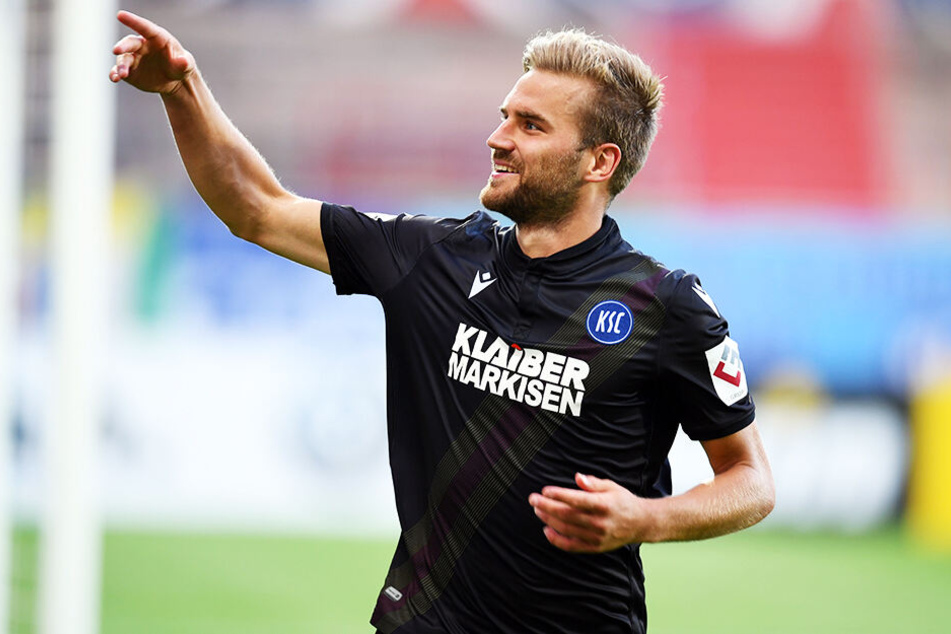 Lukas Grozurek jubelt nach seinem Treffer zum 1:0 für den KSC.