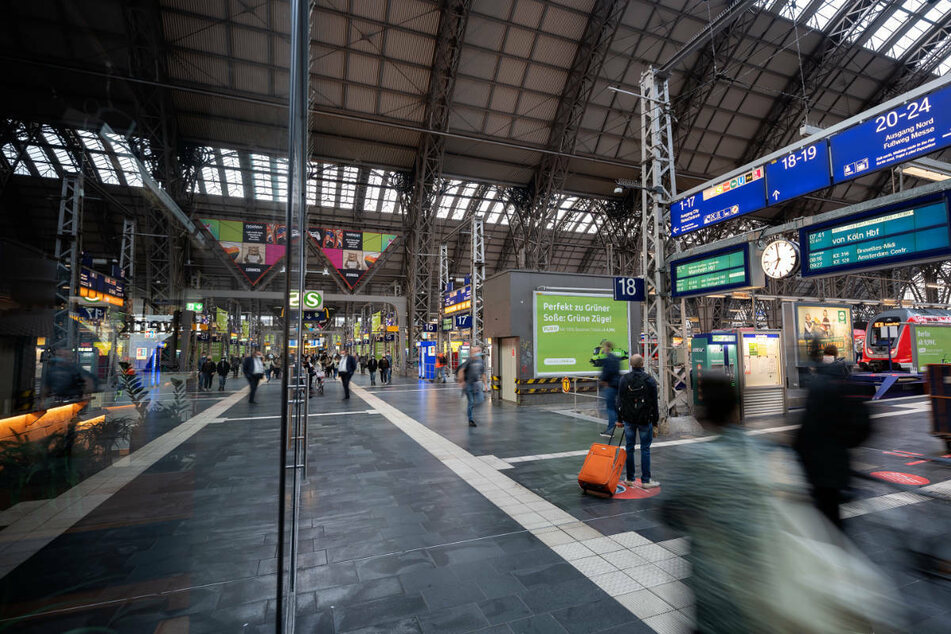 Auch am Frankfurter Hauptbahnhof mussten am Donnerstagmorgen viele Menschen lange auf ihren Zug warten.